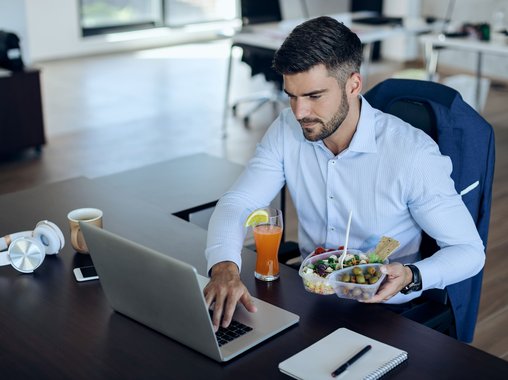 Большинство россиян работают сверхурочно добровольно, но часто без положенной оплаты