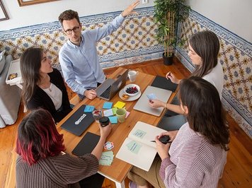 28% молодых специалистов рассматривает возможность уехать из России - опрос