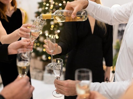 Самый популярный вариант новогоднего корпоратива – праздник в ресторане