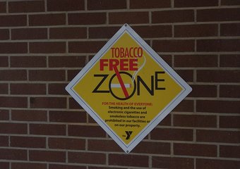 Опрос: отучить работника от курения может денежное поощрение