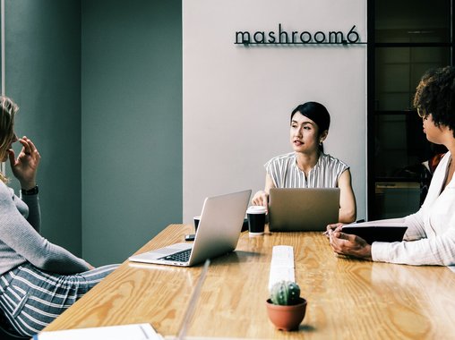 Опасная дружба: как сохранить субординацию в коллективе