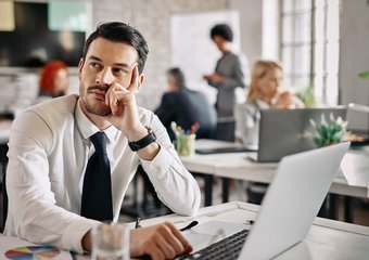 Чаще остальных мечтают сменить профессию экологи и переводчики