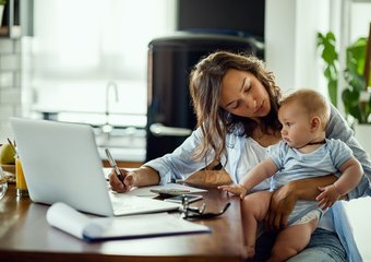 Правительство планирует ввести поддержку работающих матерей