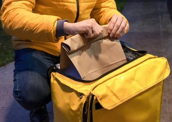 В Госдуму поступило предложение отменить медкнижки для части сотрудников