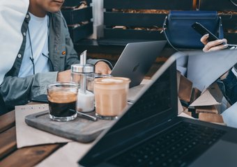 Почти половина россиян жалуются на проблемы со здоровьем из-за работы сверхурочно