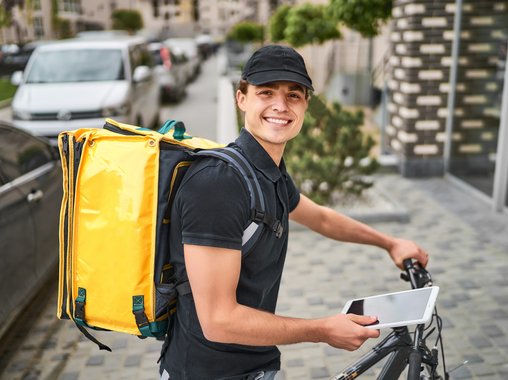 Курьеры обогнали по зарплатам специалистов с высшим образованием