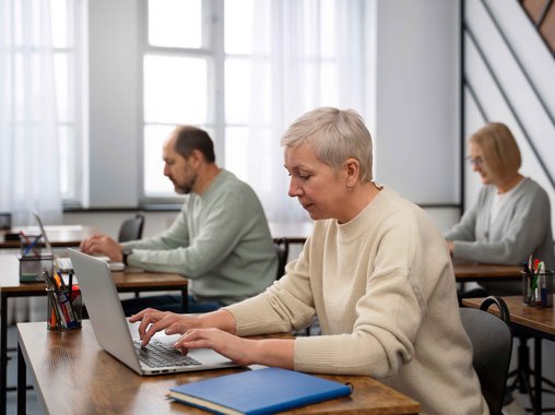 Исследование: более 80% российских пенсионеров планируют или уже продолжают работать