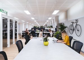 Рабочее место должно быть у каждого сотрудника: опыт ИТ-компании, которая не отказалась от офисов