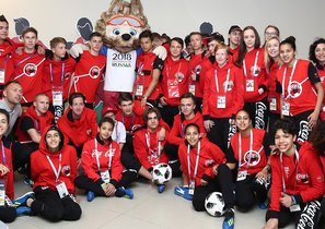 «Новогодним подарком не ограничиваемся»: работа с детьми сотрудников