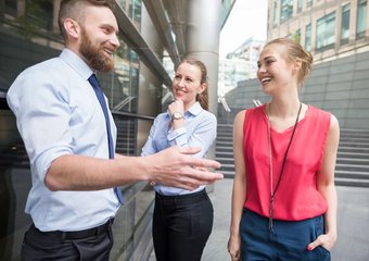 Две трети сотрудников российских компаний общаются с коллегами вне работы