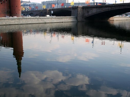 Пятница 13-е: по Москве поплыли "гробы банков"