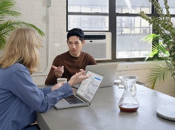 Лицемерие, интриги и неуважение к чужому труду — россияне назвали самые раздражающие факторы на работе