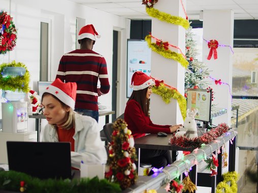 Стоимость новогоднего оформления офиса в Москве: от 15 000 до 250 000+ рублей