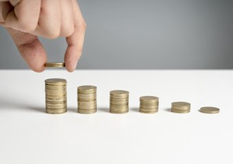 Бизнес намерен экономить на зарплатах, но они продолжают расти из-за кадрового дефицита