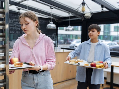 «Вкусно – и точка» начали принимать на работу школьников