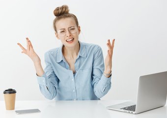 Юрист предупредила о риске увольнения из-за привычки ворчать на работе