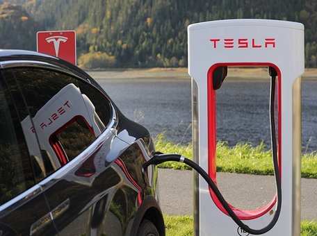 Tesla подала иск на $167 млн против бывшего сотрудника 