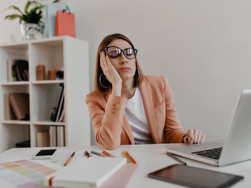 Сомнолог: Хронический недосып лишает Россию миллионов рабочих часов