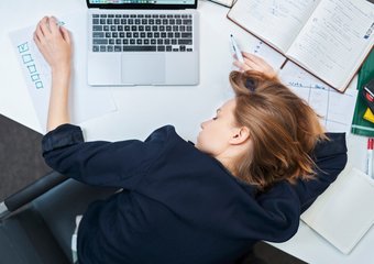 Почти каждый второй россиянин работает сверхурочно ради повышения