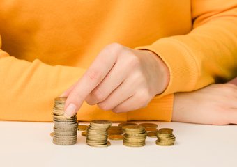 Суд вернул премию сотруднице: почему нельзя снижать выплаты без четкого мотива