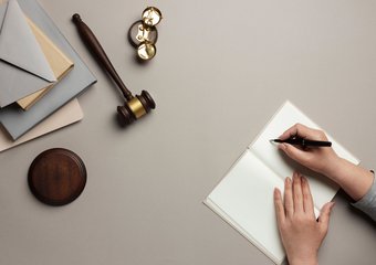 Суд разъяснил: при сокращении работодатель обязан предложить все свободные должности