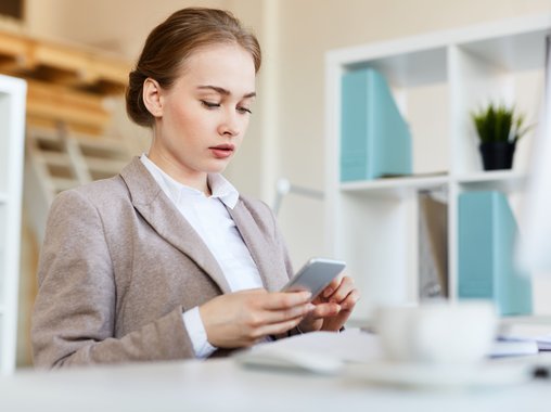 Юрист Голубева объяснила, может ли начальник запретить телефоны на работе