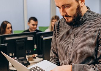 Быстрее растут, реже увольняются: почему компаниям выгодно корпоративное обучение для IT-специалистов