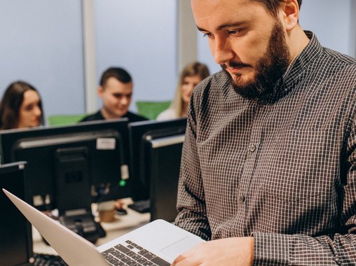 Быстрее растут, реже увольняются: почему компаниям выгодно корпоративное обучение для IT-специалистов