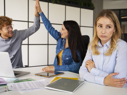 Красные флаги офисного этикета: что больше всего раздражает россиян на работе