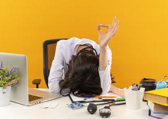 В Госдуме обсудят целесообразность работы во время болезни