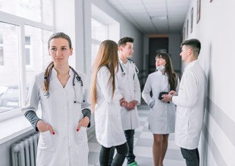 Молодые врачи возглавили топ подверженных выгоранию специалистов