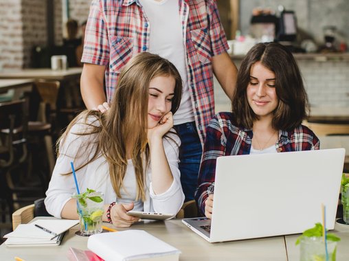 Зумеры меняют подход к работе: автономия важнее стабильного найма