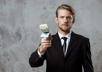 Почти половина жителей России высказались против «черных зарплат»