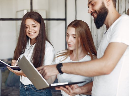 Миллениалы оказались самым уверенным в своей эффективности поколением, показало исследование