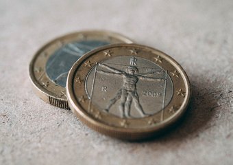 Почему зарплаты в России падают раньше, чем в Европе 