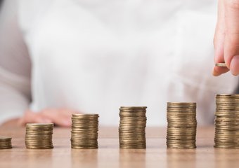 Маркетинг и реклама лидируют по росту зарплатных предложений в России