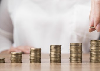 Новогодние премии в 2025 году: более половины работодателей откажутся от выплат