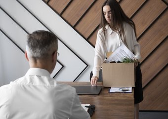 Зумеры бегут от контроля, миллениалы — от выгорания: главные причины увольнений для каждого поколения