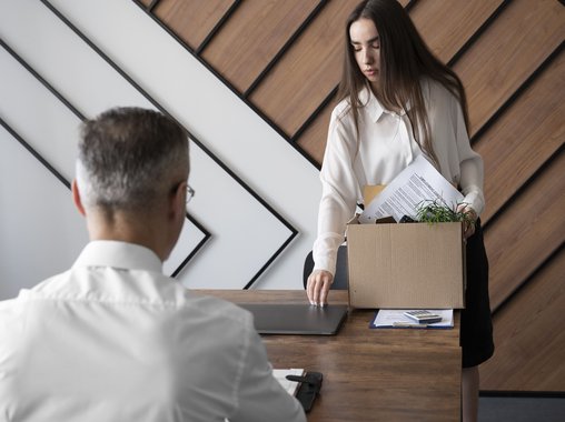 Зумеры бегут от контроля, миллениалы — от выгорания: главные причины увольнений для каждого поколения