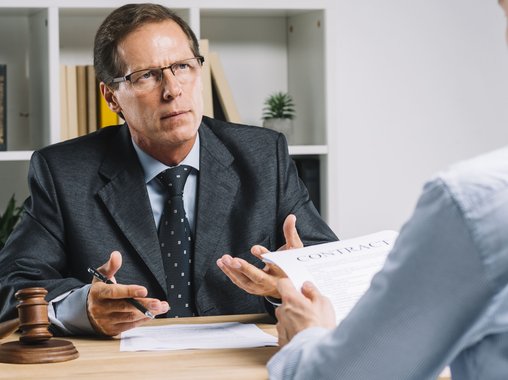 Суд отказал работнику в иске об индексации зарплаты и премиях, поскольку его доход значительно вырос