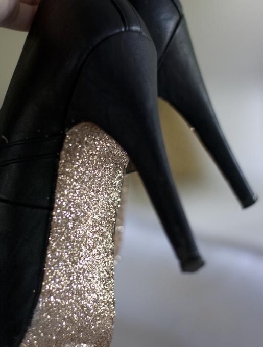 Мужчине нужно быстро заработать миллиард, иначе он проиграл, а женщина идет вперед медленно, но верно, делится своими ощущениями Ольга Ситник, совладелец турфирмы ExploRussia. В ее компании сложился гендерный баланс: двое партнеров – мужчины, а еще двое – женщины. «Мужчины часто предлагают быстрые, прорывные решения, а мы – более гибкие и мягкие. В результате находим компромисс и формируем стратегию бизнеса», – рассказывает Ситник. По данным исследования, проведенного в 2015 г. совместно компанией EY и центром изучения предпринимательства Kennesaw State University’s Cox Family Enterprise Centre, 70% из 2400 опрошенных по всему миру частных компаний планируют назначить своим следующим гендиректором женщину. А 55% уже ввели по крайней мере одну женщину в совет директоров. Говоря о причинах возникновения тренда, авторы ссылаются на многочисленные исследования, подтвердившие, что компании, где в советах директоров присутствуют женщины, показывают лучшие финансовые результаты, чем компании, в совет директоров которых входят только мужчины: первые более прибыльны и стоимость их капитала выше. Такие компании чаще фокусируются на формировании разумной управленческой структуры и на снижении рисков, что тоже улучшает финансовые результаты. Мужчины принимают решения, исходя исключительно из финансовых результатов, без расчета того, как это повлияет на человеческие ресурсы, говорит Антон Ионов, руководитель по работе с частными клиентами EY в России. Женщины же принимают в расчет многие факторы, которые не лежат на поверхности, – например, думают о том, как то или иное решение может отразиться на сотрудниках компании. Недаром в крупных корпорациях директорами по персоналу часто назначают именно женщин. Учит и дома, и на работе В России никто никогда не отслеживал, какие компании более успешны – «женские» или «мужские», но одно можно утверждать с полной уверенностью: женщины более осмотрительны и осторожны в ведении бизнеса, что позволяет им лучше переживать любые кризисные времена, размышляет Ирина Эльдарханова, председатель совета директоров компании «Конфаэль». Еще одной типично женской чертой она считает умение нести ответственность за свою команду. «Мой сын отвечает в компании за интернет-подразделение. У него более жесткий и рискованный стиль управления, чем у меня», – отмечает она. Чаще всего трения возникают у матери и сына из-за отношения к старым сотрудникам компании. Эльдарханова дорожит сотрудниками, которые проработали в компании 20 лет. Ведь именно они помогли ей построить бизнес и сделать его таким, каким он стал сейчас. «Если человек служил нам верой и правдой много лет, если он предан компании, то не стоит его увольнять только потому, что он стал старше и уже не справляется с той работой, которой раньше занимался. Ему всегда можно подыскать в компании другую должность», – объясняет Эльдарханова свою позицию. Сын, говорит она, часто расстраивается из-за того, что она не дает ему решить проблему с тем или иным сотрудником так, как хотелось бы ему. Но бразды правления в компании в ее руках, и именно она принимает окончательное решение. «Мужчины более авторитарные и жесткие. Женщина же всегда остается воспитателем и в семье, и на работе», – говорит она. Деньги не главное Женщины значительно меньше думают о деньгах, чем мужчины, и больше о самореализации и пользе, которую они могут принести другим. Это во многом определяет их подход к бизнесу, считает Екатерина Воронина, владелец издательства «Зеленая книга». В издательстве, говорит она, ей часто приходилось вести бизнес по-мужски: разруливать конфликтные ситуации и принимать жесткие решения. Это утомляло, и месяц назад Воронина создала новый проект, что называется, для души. Она начала делать и продавать через Instagram украшения из природных материалов. Начинание имело неожиданный успех: за один месяц у Ворониной появилось 500 подписчиков, продажи растут день ото дня и уже появились первые прибыли. Сейчас предприниматель думает о создании отдельного сайта, где она будет продавать свои изделия. «Хорошо, что сейчас появилась возможность создавать маленькие бизнесы, которые отвечают потребностям узкой, конкретной аудитории. Это дает женщинам много возможностей для самореализации и успешной деятельности», – объясняет Воронина. С ее точки зрения, эти мелкие бизнесы не для мужчин, так как мужчинам всегда нужны масштаб, высокие заработки и большие доли рынка. Но именно на такие небольшие бизнесы будет опираться экономика будущего. нет фото Винита ГуптаГендиректор компании частной семейной компании Lupin Pharmaceuticals Мне повезло: мой отец, мой главный наставник, не видел разницы между мной и моим братом. Я никогда не думала, что я чем-то отличаюсь. Мне не пришлось бороться за место в организации. Но мне пришлось доказать, что я его заслуживаю. Он говорит – она делает «Если мужчина мыслит глобально и рассуждает о том, где его компания будет через 10 лет, то женщина все сделает для того, чтобы эти рассуждения стали реальностью», – говорит Наталья Яковлева, президент и единственный владелец группы компаний «Авис» (занимается продажей инновационных технологий для сельского хозяйства). Что дает ее бизнесу держаться на плаву в кризис, так это всегда внимательное отношение к деталям, считает она, начиная с того, какой у тебя секретарь, и заканчивая тем, как работает сайт компании. «Мы никогда не ставим перед собой цель достичь конкретного объема продаж, – делится Яковлева. – Продать можно много чего, но, если у клиента что-то сломается и мы не сможем устранить проблему, наша репутация будет испорчена». Партнеры из Америки не нарадуются, что в России их дела ведет женщина. Им нравится, что она переживает за их бизнес, как за свой собственный. По стандартам Бизнес в России – процесс крайне жесткий. Здесь часто происходят столкновения характеров руководителей и владельцев компаний, отношения партнеров часто бывают жесткими и это не способствует массовому приходу на руководящие позиции в бизнесе представительниц слабого пола, говорит Игорь Беликов, директор Российского института директоров. К тому же, добавляет он, уровень сексизма в России очень высок и немалый процент женщин видит свою жизнь в рамках навязываемых им традиционно женских стандартов поведения. Этот новый вариант патриархальности заметно снижает количество женщин, мечтающих о деловой карьере. Беликов убежден, что в России еще не скоро частные компании захотят назначить генеральным директором непременно женщину. Для зарождения этого тренда сейчас нет предпосылок, говорит эксперт. Однако сами женщины, занимающиеся бизнесом в России, уверены, что с каждым годом в России количество женщин – предпринимателей и руководителей высшего звена будет только увеличиваться. «Мужчины обычно либо успешные бизнесмены, либо хорошие семьянины, им редко удается совмещать несколько ролей. Женщины же одновременно могут планировать праздник ребенку, семейный отпуск, бюджет компании и ее стратегию развития, легко переключаясь в течение дня с одного на другое», – говорит Елизавета Александрова, гендиректор «Стилмы». Возможно, в этом кроется успех многих женщин в бизнесе, добавляет она. Женщины умеют решать сразу много задач, они гибче, адаптивнее и лучше работают в команде. А все эти качества особенно важны в кризис.