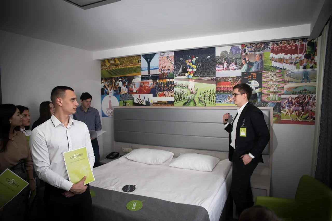 студенты на экскурсии по отелю