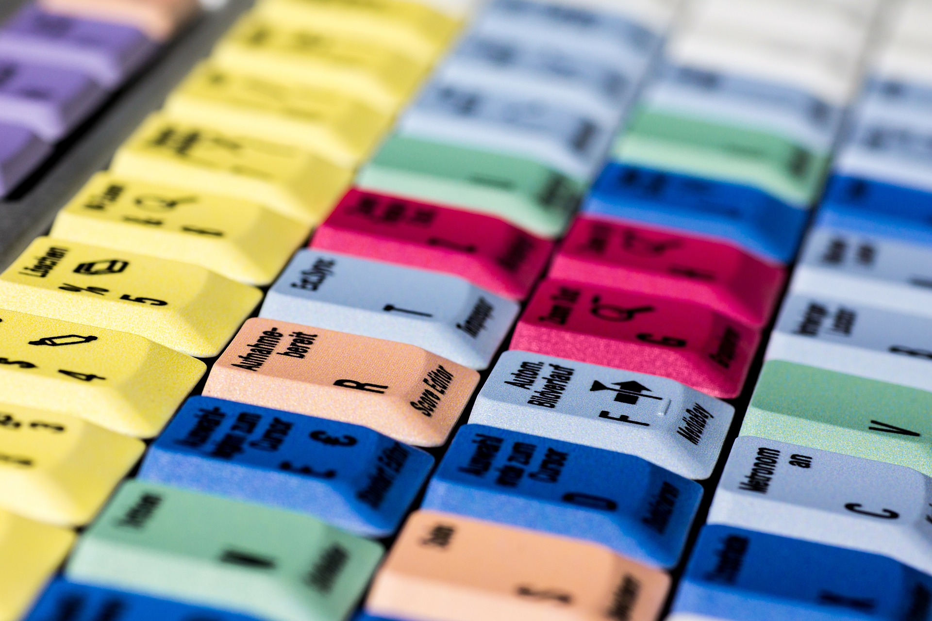 А оно мне надо? Как составить резюме, чтоб не получить работу, Александр Шорин, DDoS-GUARD, резюме, собеседование, интервью, анкета соискателя, поиск работы, Как составить резюме, вредные советы, ирония, фотография, улыбка, должность, зарплата, поиск работы без опыта, настойчивость, мотивированность