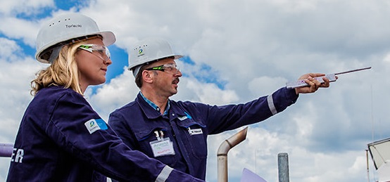 мужчина и женщина в спецовках и касках