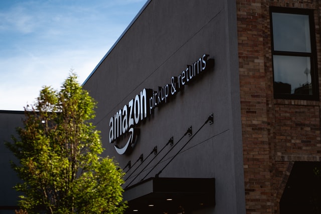 фасад здания с вывеской amazon