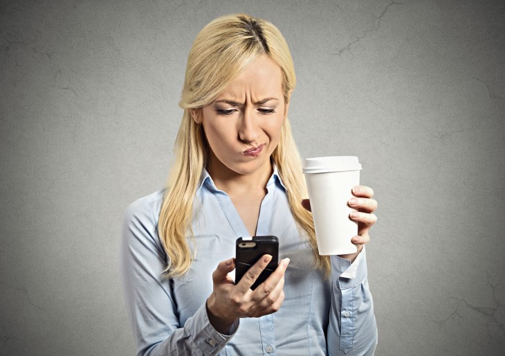 Петр Редлински написал для New York Times заметку о том, какую роль в статусе сегодня играет и как в современном мире воспринимается стаканчик с кофе.  К латте вообще много вопросов.  Некоторые считают, что латте пьют снобы. Другие, что его пьют моты. Но никто из них не прав до конца, на самом деле латте многое может рассказать о том, что Америка думаете о еде, работе и деньгах.  Возможно, самая популярная ассоциация с латте, по крайней мере сегодня, — это хороший уровень достатка. Консерваторы жалуются, что любители латте потеряли всякую связь с рабочим классом. В январе бывший спикер Белого дома Ньют Гинрич высмеял план мэра Билла де Бласио взять на себя финансирование универсальной дошкольной программы за счёт повышения налогов для богатых,  назвав его «мелким либерализмом соевого латте». На прошлой неделе Эрик Хольм из Wall Street Journal твитнул записку, которую кто-то оставил на кофемашине в офисе: «Латте не работает. Это его вечная проблема, чтобы вы знали» (примечание: мистер Хольм сказал, что сейчас проблема решается).  Но замечание о том, что латте стало признаком привилегии, может не иметь оснований. Кила Вазана Томпкинс, профессор английского языка и  автор книги «Расовое несварение: поедание тел в XIX веке», заявила Op-Talk, что «латте, хотя и ассоциируется с определенным высоким уровнем пищевых знаний и требований к еде, на самом деле уже не относится к напиткам высокого класса». Она поясняет: «Не важно сколько салатов с кале значится в меню Starbucks, Starbucks — это фаст-фуд». А вот латте «это высококалорийный напиток, который продвигают промышленными методами для людей рабочего класса». Профессор добавляет, что важно понимать причины взрыва популярности этих индустриализированных латте, фраппучино, холодных латте, которые напрямую связаны с крупной проблемой высококалорийной низкопитательной пищи для рабочих людей.  Сейчас заставить людей воспринимать латте как атрибут высшего класса на руку поставщикам и продавцам: «Чем больше признаков принадлежности к элитной пище, или расовой, или половой идентичности удастся «прицепить» к латте, тем более выгодно будет продавать этот напиток. Не важно, сколько продастся миллионов чашек латте у Тима Хортонса или на местной автозаправке».  Латте также символизирует определенное отношение к работе и удовольствию. Мистер Томпкинс заметил, что «кофе часто ассоциируется с повышенной производительностью», эта связь прослеживается с 18 и 19 веков: «Кофе всегда прекрасно вписывался в рабочую этику протестантов, ведь он стимулирует». И Ионна Кинг-Слацки, вписавший тыквенный пряный латте в исторический контекст,  сказал, что латте это «сочетание современной индустрии и расслабления». Как и многие десерты и кофейные напитки, «чтобы оно хорошо продавалось, оно должно показывать, что вы усердно работали и заслужили перерыв. А это означает, что вы занятой человек».  Это сочетание делает летте идеальным для использования в соцмедиа. В Инстаграме люди превратили фотографирование своего латте в особое искусство, поясняет мистер Кинг-Слацки. А еще обмен ссылками с фото стал настоящим рекламным двигателем для латте. Соцсети заставляют вас что-то сделать, чтобы сфотографировать и написать об этом, так что концепция латте «я много работал и заслужил перерыв» идеально поддерживается соцсетями.  Не каждый видит перерыв с латте «заслуженным». В мире личных финансов латте стал символом излишнего баловства, если вы хотите сэкономить, первое, от чего стоит отказаться, это латте.  В своей книге «Деньги на ветер» Хелен Олен приписывает автору книг по личным финансам, Дэвиду Баху, популяризацию этой идеи, в первую очередь за счёт появления в шоу Опры Уинфри в 2004 году. Но она пишет, что это началось еще раньше, самые первые печатные отсылки она нашла в журнале «Деньги» от 1994 года, там был пассаж, где читателям советовалось «проснуться и насладиться латте за 3 доллара».  Госпожа Олен заявила, что латте могло стать мемом в мире личного финансирования, потому что «это роскошь, которую мы постоянно видим и поддаемся ей». Тратить деньги на стаканчики с кофе — это более публичный и заметный способ тратить деньги на себя, чем, например, тратиться на врача. Как она отметила, «у нас в стране так сложилось, что роскошный образ жизни других людей и их мелкие привычки неважны, в то время как наши собственные важны».  Но делая акцент на латте, Олен отмечает, что этот напиток отвлекает нас от реальных финансовых проблем, с которыми сталкивается большинство американцев: стремительный рост расходов на жилье, образование и здравоохранение. У этих проблем нет простого решения. «Не так просто сказать людям, что придется пореже ходить к врачу».  Отказаться от кофе может оказаться гораздо проще для одних, чем для других. Возможность купить себе статусный напиток стала «символом принадлежности» к американскому среднему классу. «Я думаю, жестоко говорить людям, что они не должны его покупать. Для кого-то действительно богатого легко отказаться от этого символа принадлежности, ведь всегда легко от чего-то отказаться, если вы знаете, что сможете купить это в любую секунду. Но заставить кого-то правда отказаться — это другое».  Для госпожи Томпкинс то, как мы говорим о латте, — это подтверждение статуса богатства, даже если мы не богаты. Такое потакание себе  в тратах — признак чего-то большего: «Латте — это символ, который вывел себя за рамки простого потребления к пониманию латте как концепции товара. Как так вышло, что символизм простой вещи вышел за пределы обычного использования и стал предметом потребления? Почему так случилось, что мы прекратили видеть проблему такой, какая она есть на самом деле?».