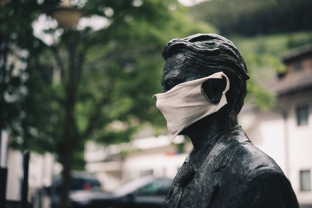 памятник в маске