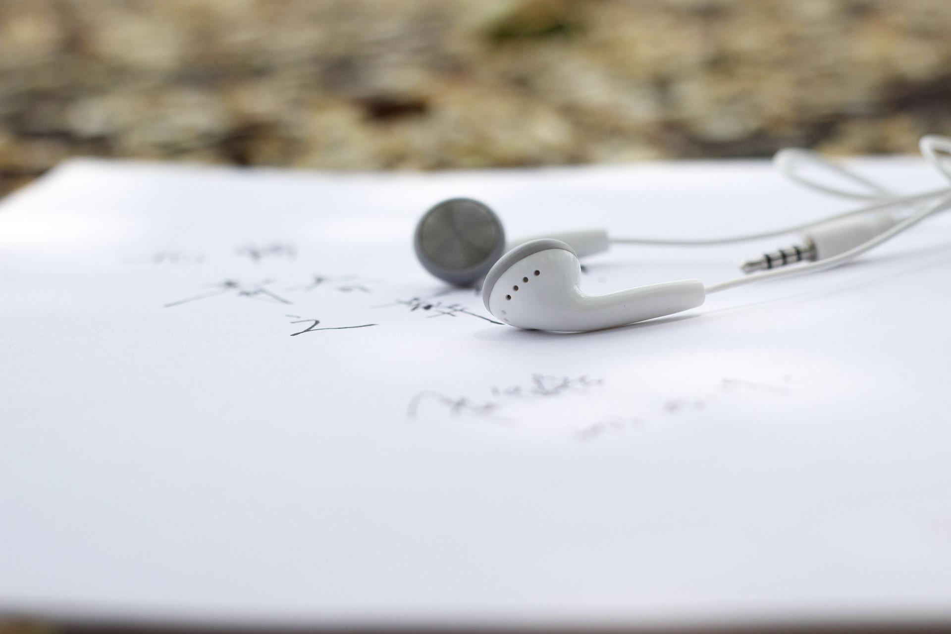 наушники, стол, лето, гаджеты для лидера, Зуфар Гарипов, Кофе Лайк, гаджет для лидера, технологии для руководителя, смартфон, планшеты и ноутбуки, умные часы, LTE-роутер, мультиформатная техника, что должен иметь руководитель, техника для руководителя, что нового из технологий, что нужно менеджеру, новая техника для менеджера