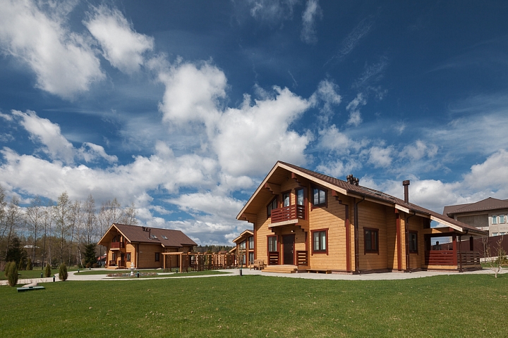дом, деревянный дом, за городом, загородные дома, небо, облака, трава, сапожник с сапогами, GOOD WOOD, Александр Дубовенко, дома из клееного бруса, как продавать дома, как строить дома, дома высокого качества, проекты домов, экодом, экоофис, сотрудники, клиенты, качество, как работать над качеством, мотивация, как строился первый офис GOOD WOOD