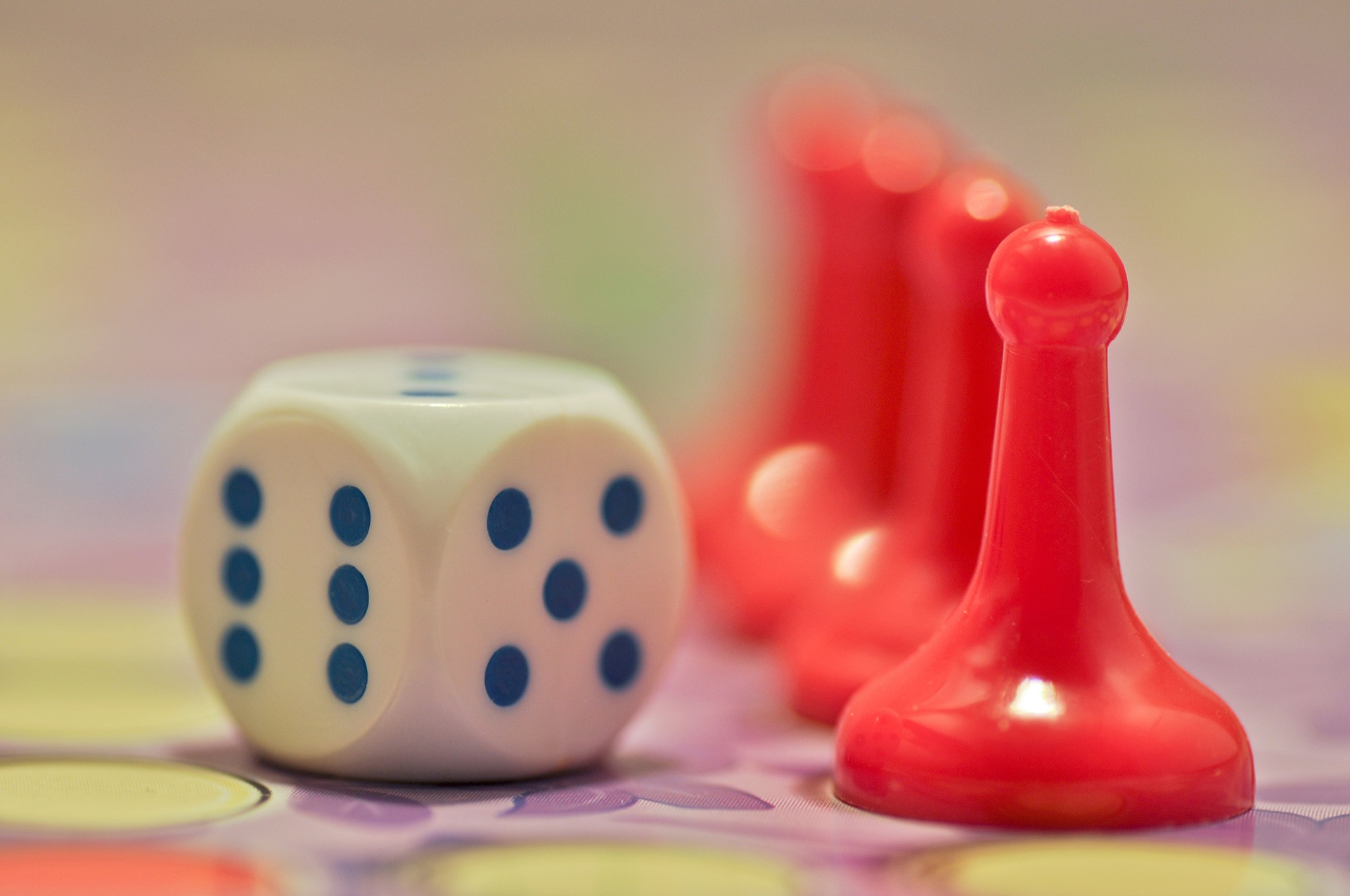 кубик, фишки, игра, настольная игра, управление персоналом, руководитель, начальник, коллектив, как управлять сотрудниками, сотрудники, руководство, менеджмент, лучшие статьи об управлении, статьи об управлении персоналом, статьи экспертов, высказывания о работе, цитаты о работе, Олег Аави, начальник, качества хорошего начальника